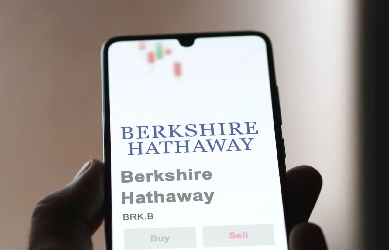 Aplikácia zobrazujúca profil spoločnosti Berkshire Hathaway na obrazovke smartfónu