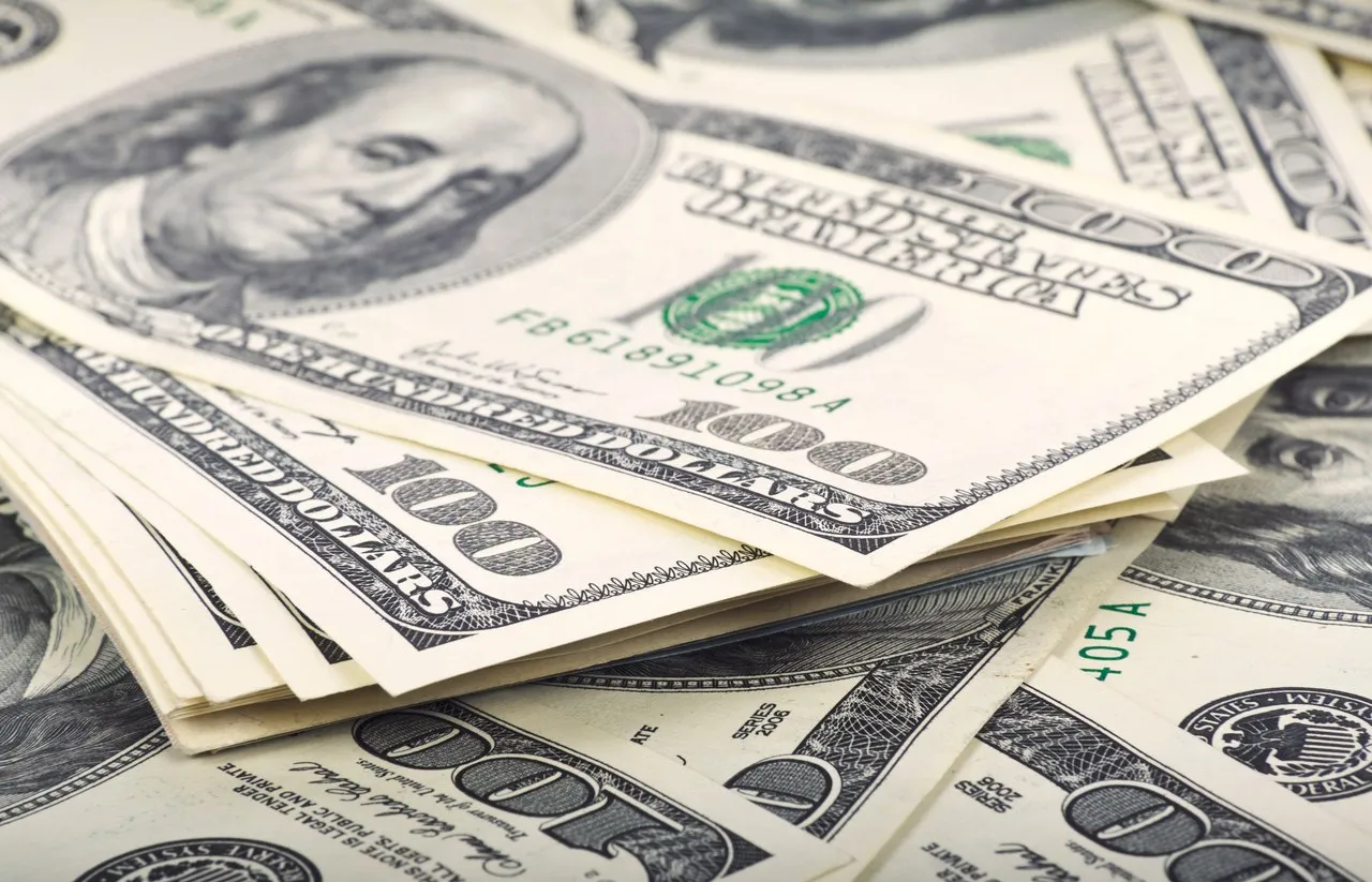 Detail amerických dolárov ako ilustrácia globálneho investovania