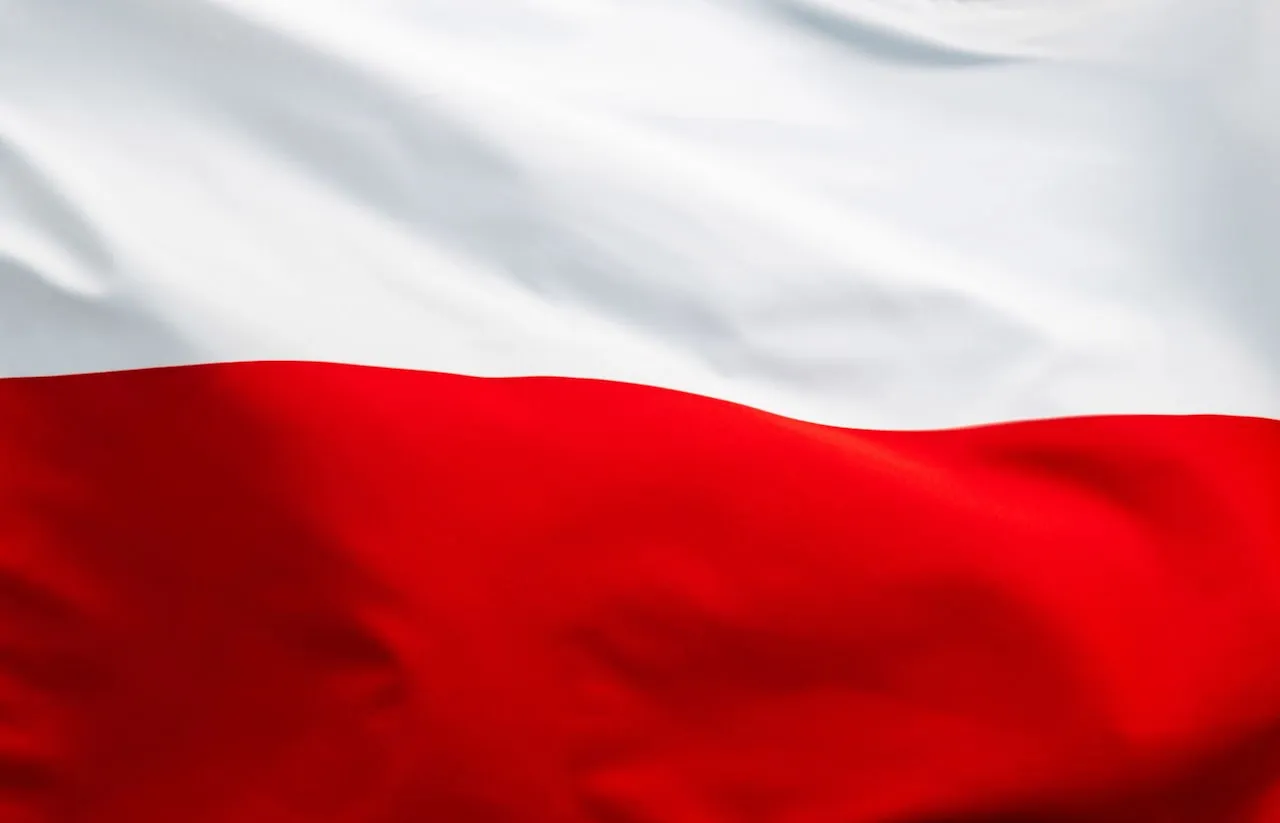 Mávajúca poľská vlajka ako symbol pre poľské akcie a ekonomický rast krajiny