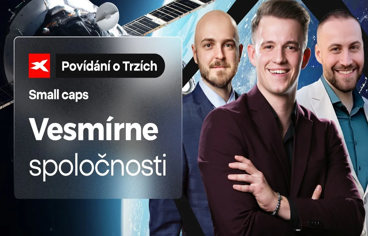 Traja moderátori relácie Povídání o Trzích pred pozadím s vesmírnou stanicou a logom XTB — téma epizódy: vesmírne spoločnosti v segmente small caps