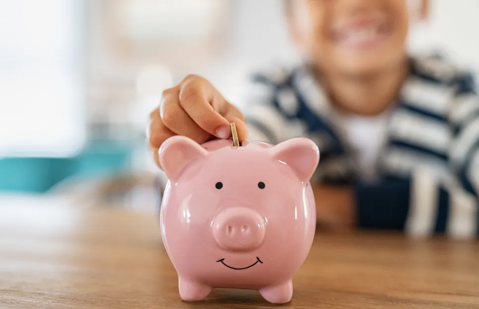 Koláž bankoviek – 100 amerických dolárov, 100 eur a 500 eur