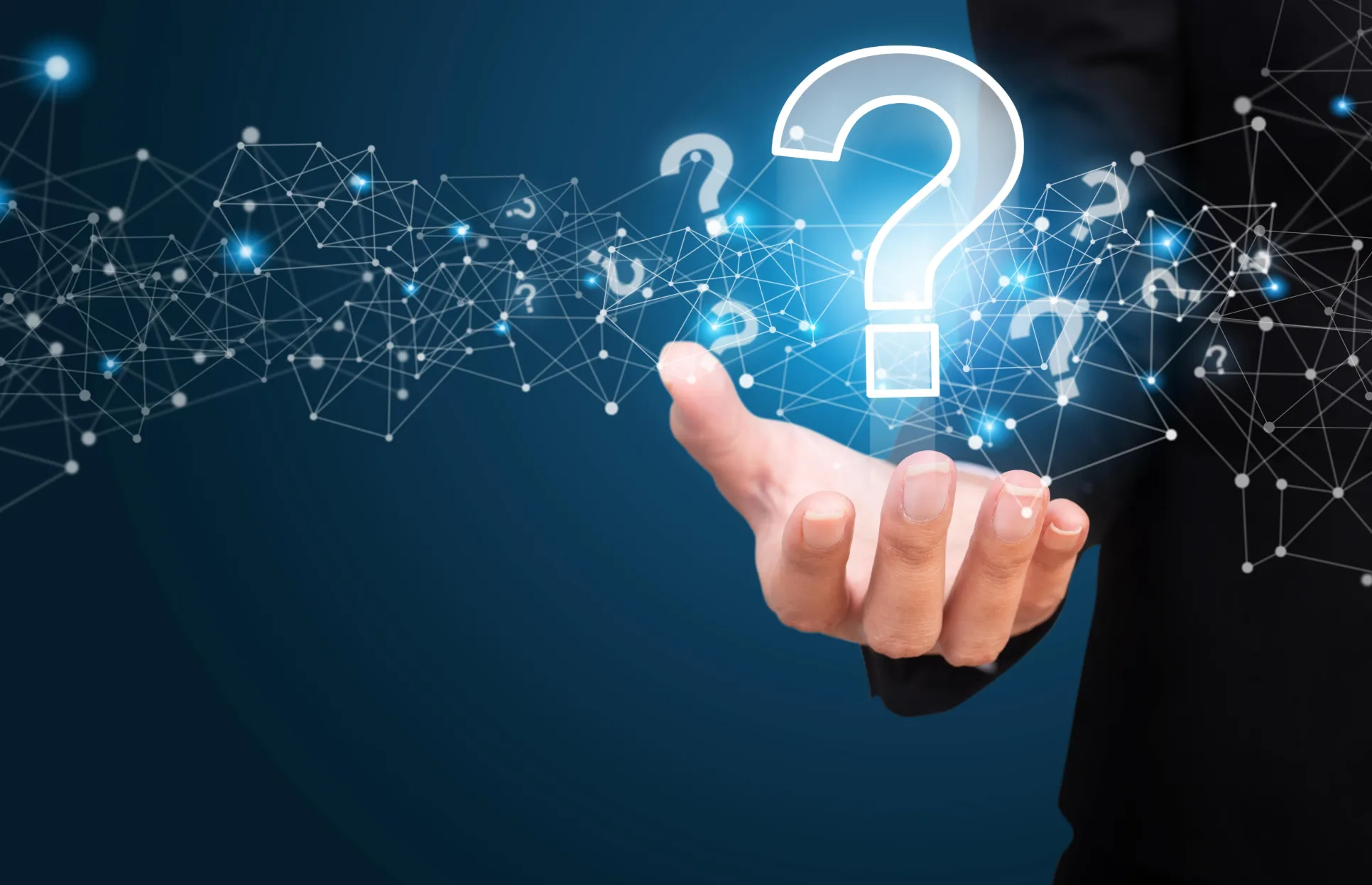 Ruka držiaca žiariaci otáznik