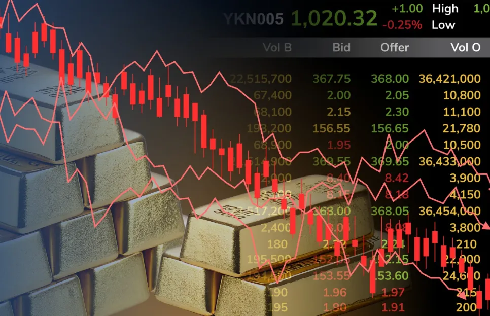 Zlaté tehličky na pozadí červených sviečkových grafov a burzových dát znázorňujúcich prudký pokles ceny zlata