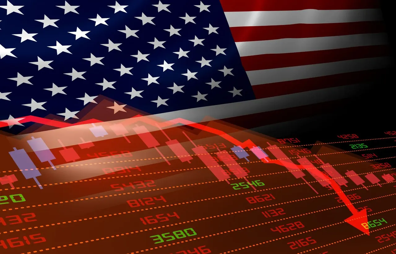 Graf akciového trhu s červenou klesajúcou šípkou na pozadí americkej vlajky