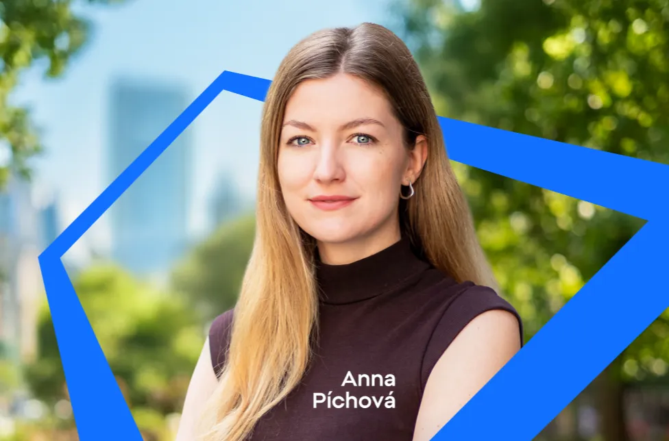 Portrét ženy menom Anna Píchová na pozadí zelene v meste s grafickým modrým rámom