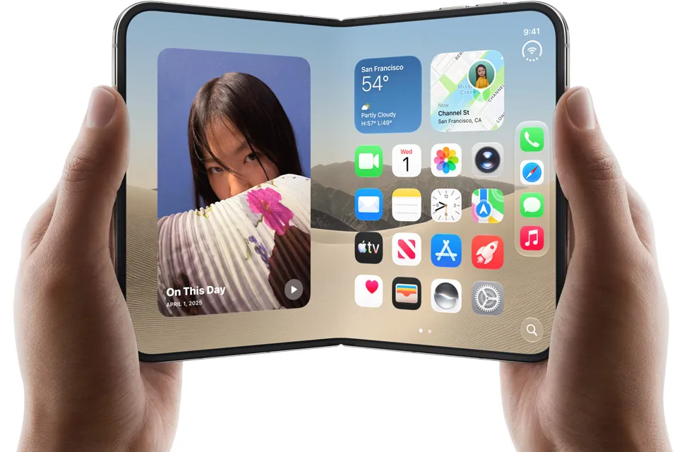Skladací iPhone Duo otvorený v rukách používateľa